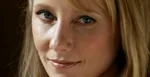 Na archívnej snímke z 19. júla 2006 herečka Anne Hecheová pózuje v Pasadene.