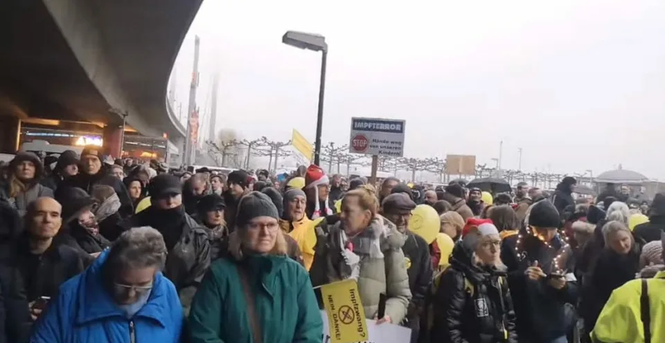 Read more about the article VIDEO Nemci protestovali a odkázali vláde: Nie povinnému očkovaniu! Ruky preč od našich detí!