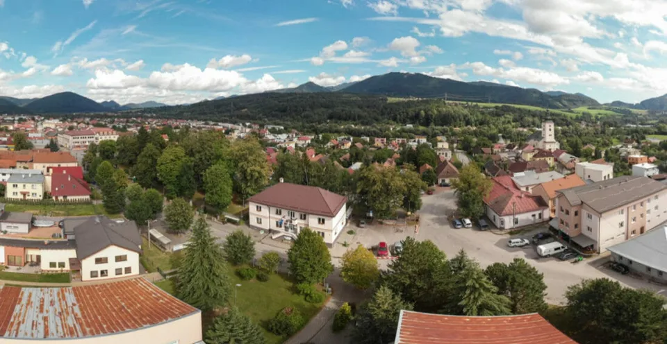 Read more about the article NAKA obvinila desiatich obecných poslancov. Pribúdajú drsné odkazy: Hanba Varínu!