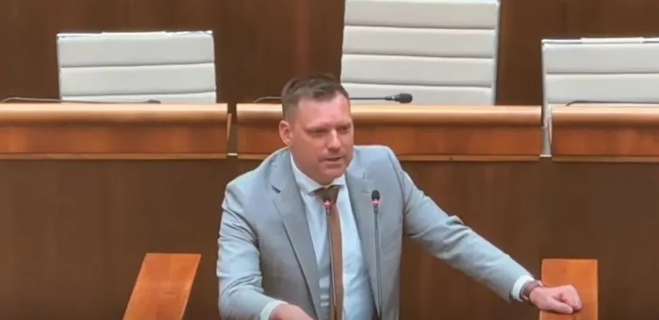 Read more about the article VIDEO Taraba opozícii: Už nie ste ani na smiech!