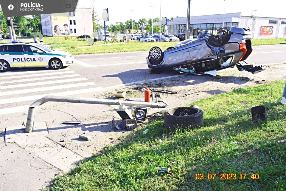 Read more about the article Polícia: Auto v košickej Šaci zdemolovalo semafor. A ostalo na streche