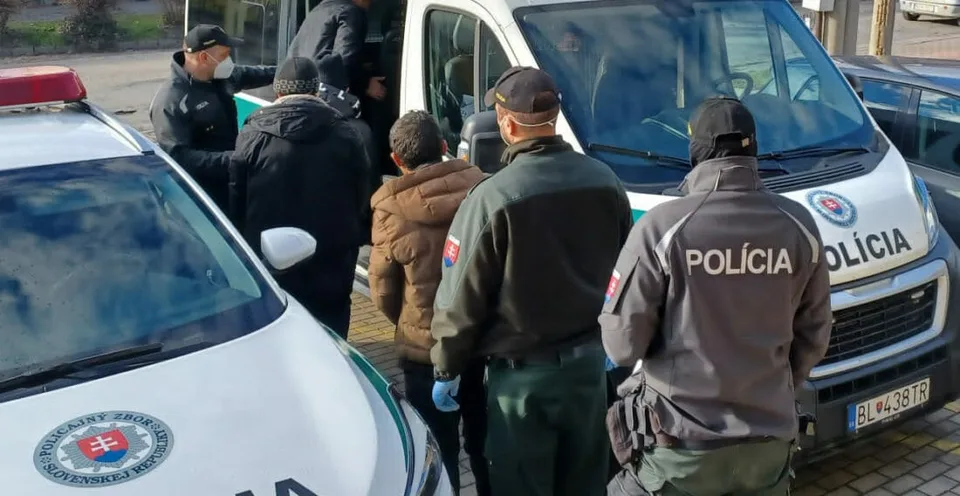 Read more about the article Agresívni Ukrajinci napadli zákazníka na bratislavskej pumpe. Slováci sú podráždení: Vyhostiť!