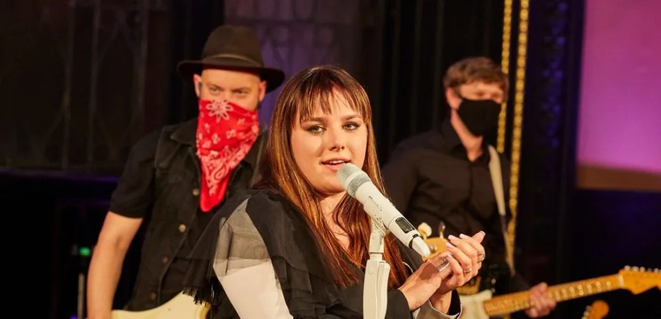 Read more about the article Speváčka Ewa Farna vie, prečo priberala. Mohol za to lynč!
