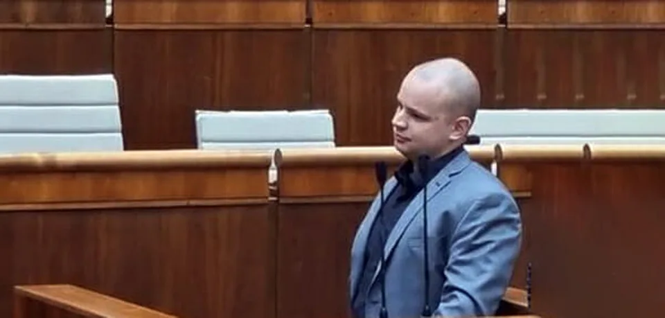 Read more about the article VIDEO Dráma v parlamente. Mazurek bez respirátora blokoval rečnícky pult. Saskári ho vysmiali