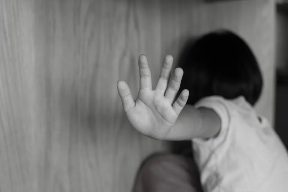 Read more about the article Milujem byť pedofil, písal lekár. Jeho komplic sa pokúsil zneužiť aj dojča. Skončili v rukách vyšetrovateľov