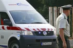 Na ilustračnej snímke zdravotníci privážajú v sanitke pacienta. Foto: