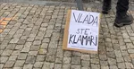 Aj toto odkázali záchranári vláde pred parlamentom.