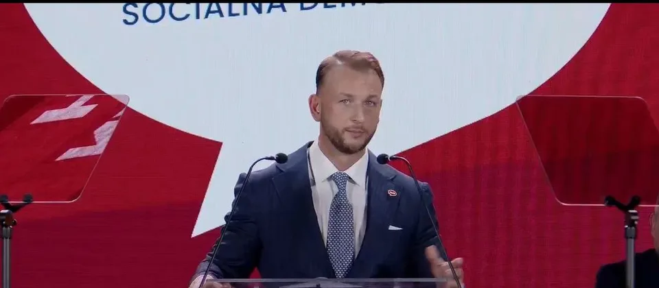 Read more about the article VIDEO eReport je v centre diania! Celý príhovor novozvoleného predsedu strany HLAS Šutaja Eštoka