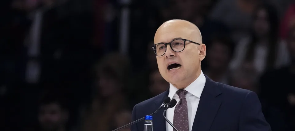 Read more about the article Srbský premiér odstúpil: Reakcia na tragédiu a rastúci tlak protestujúcich