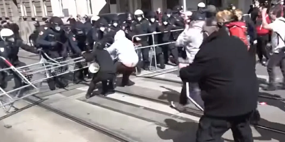 Read more about the article VIDEO Protest vo Viedni opäť zamestnal políciu. Nemci demonštrovali za sprísnenie opatrení