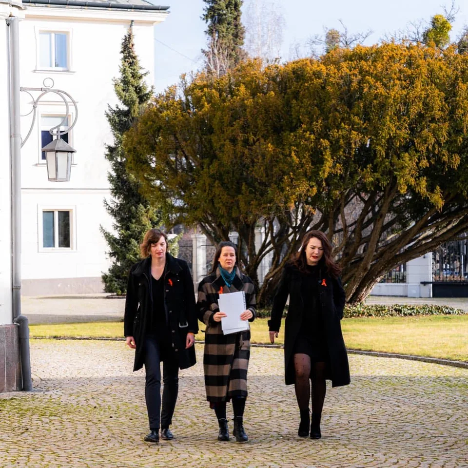Read more about the article Ďalšia „fušerina“ z dielne PS! Poslankyne si pomýlili podľa politológa J. Hrabka podateľňu!