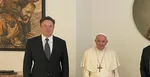 Elon Musk a pápež František na spoločnej fotografii.