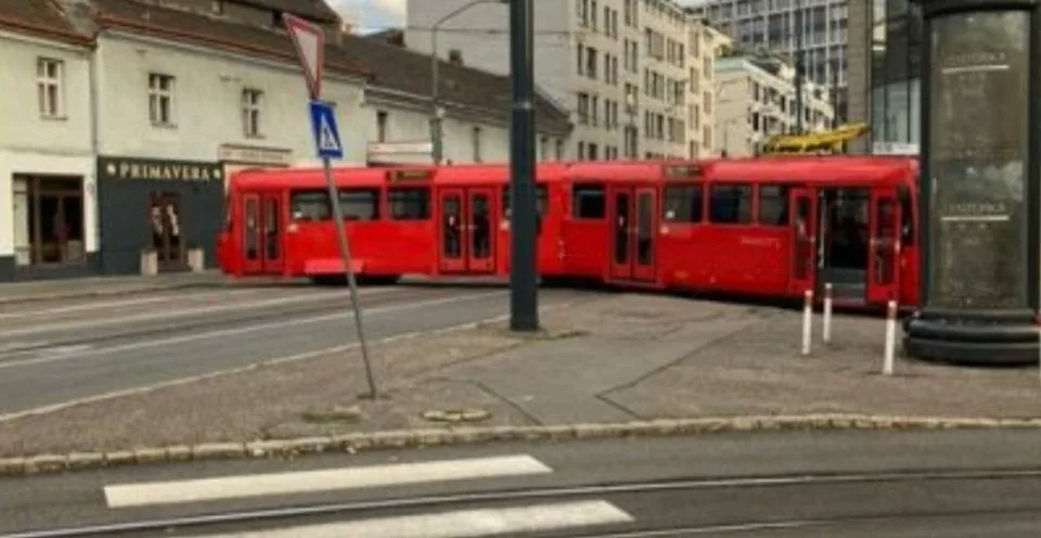 Read more about the article FOTO V Bratislave sa vykoľajila električka! Dopravu už obnovili