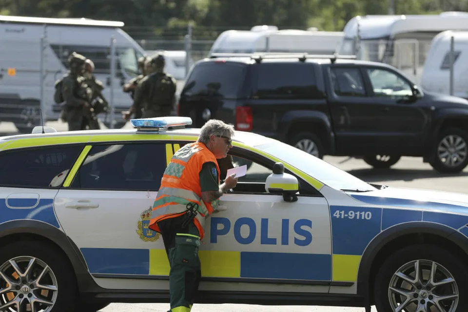 Read more about the article FOTO Veľká policajná operácia pred švédskou väznicou: Dvaja väzni zajali dozorcov, žiadali vrtuľník!