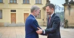 Predseda vlády ČR Petr Fiala počas dojemného zvítania sa s Eduardom Hegerom. "Moc rád jsem přivítal na Pražském hradě i slovenského premiéra," napísal šéf českého vládneho kabinetu.