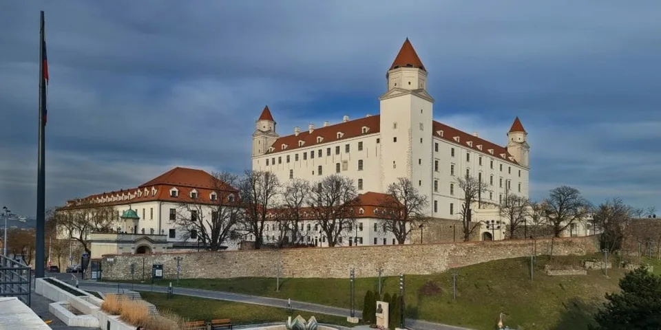 You are currently viewing Bratislavský hrad sa večer zahalí do tmy