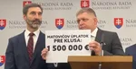 Robert Fico počas tlačovky Smeru ukazuje koľko v súčte zarobí bývalý saskár Martin Klus.