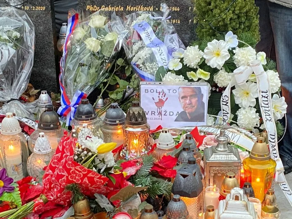Read more about the article VIDEO Občania si pripomenuli výročie smrti Lučanského: Tu sú obrázky z martinského cintorína!