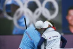 Rory Sabbatini s caddym - manželkou Martinou sa bozkávajú po poslednom údere