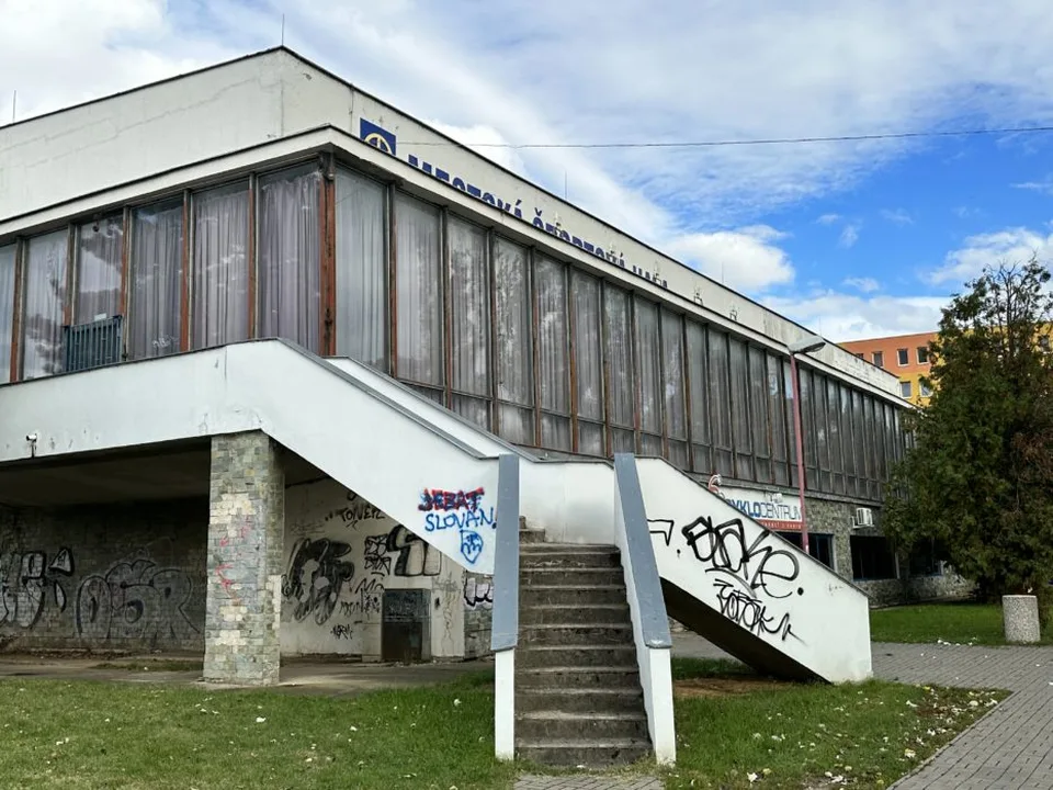 Read more about the article Mestská športová hala – reprezentatívny priestor v nereprezentatívnom stave