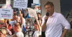 Na kombosnímke minister Robert Habeck a nespokojní nemeckí občania.