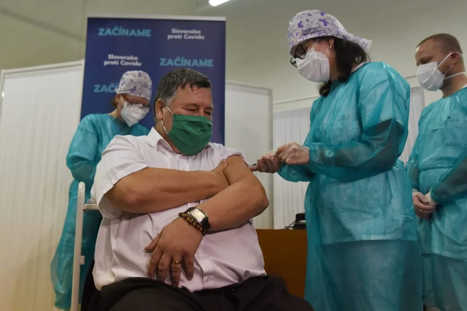 Read more about the article VIDEO Začalo sa očkovanie, prvý je Krčméry! Bude ho nasledovať aj Čaputová