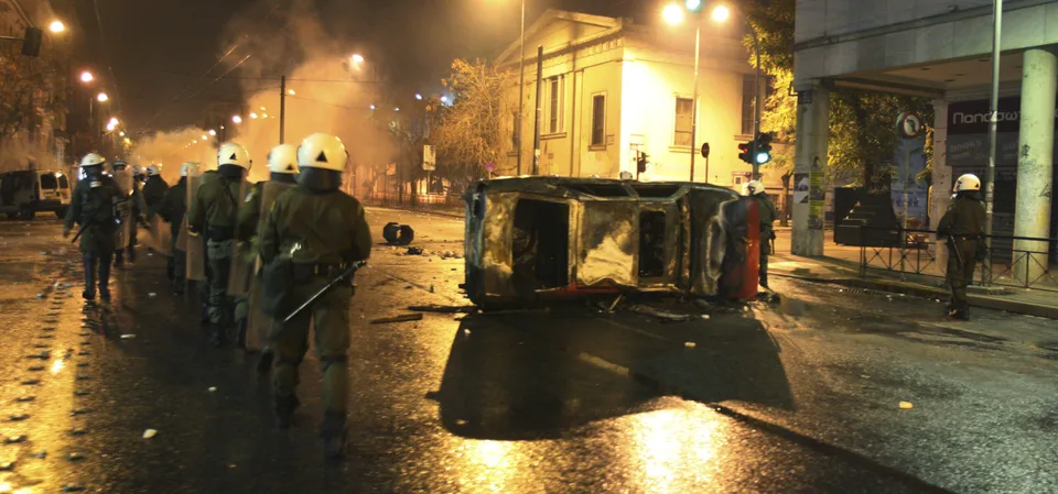 Read more about the article Atény sa stali dejiskom násilných zrážok medzi políciou a protestujúcimi