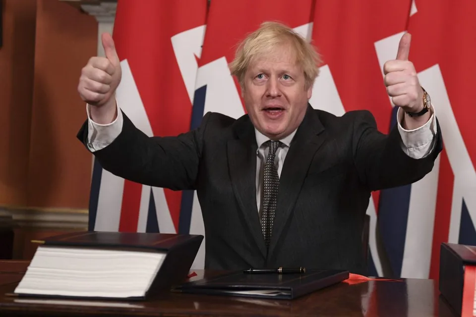 Read more about the article Británia daruje viac ako 100 miliónov nadbytočných dávok vakcín