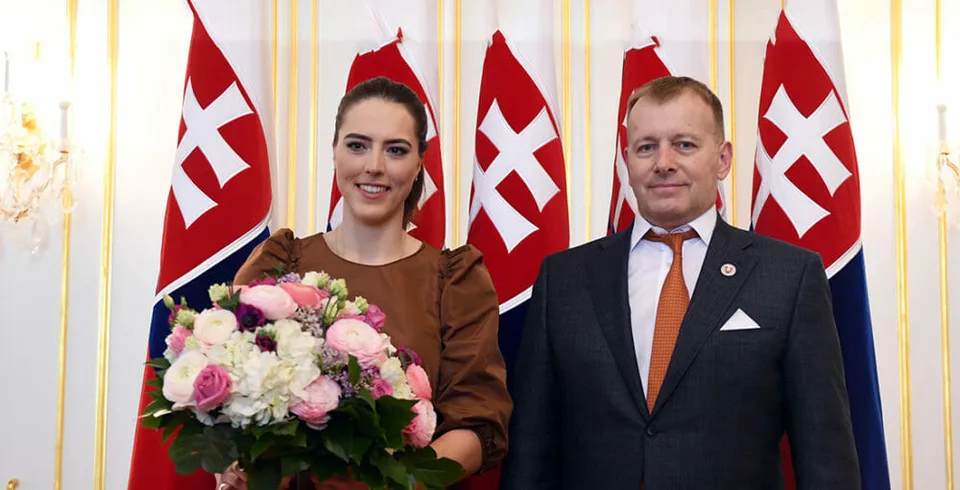 Read more about the article FOTO Petru Vlhovú privítali na Bratislavskom hrade: Od Kollára dostala symbol vďaky!