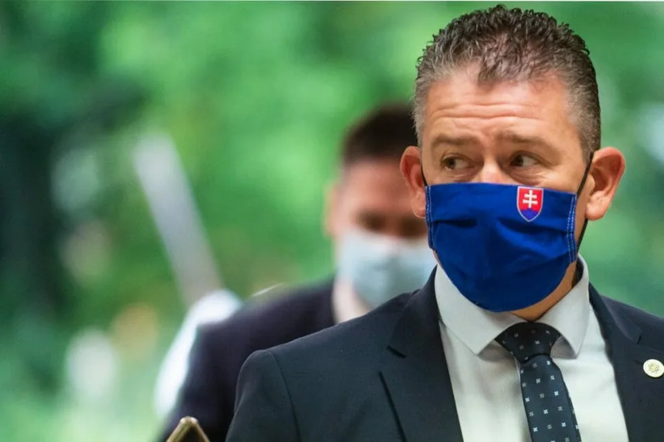 Read more about the article Mikulec poriadne leží Ficovi v žalúdku: Je to lump a korupčný minister