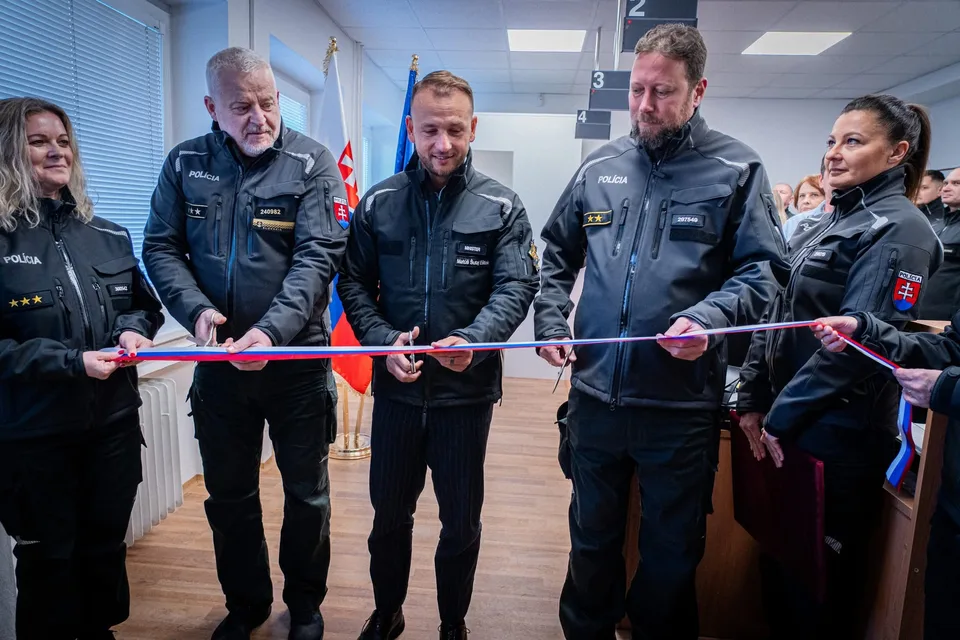 Read more about the article Cudzinecká polícia v Nových Zámkoch úraduje v nových priestoroch: Tie otvoril minister Šutaj Eštok