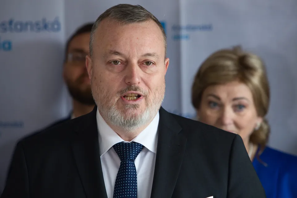 Read more about the article Krajniak: Pani Plaváková, pán Prostredník, nekecajte rodičom do výchovy!