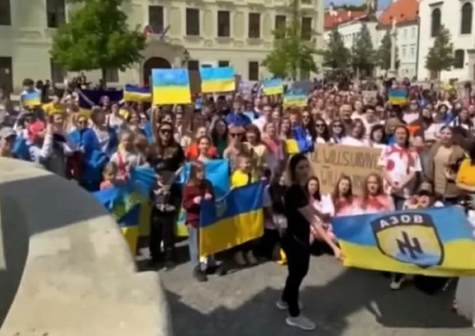 Read more about the article Znak bataliónu Azov na ukrajinskej vlajke? Zisťovali sme, čo na to NAKA!