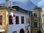 Nebezpečne šíriaci sa oheň v v centre Banskej Štiavice poškodil viaceré budov.