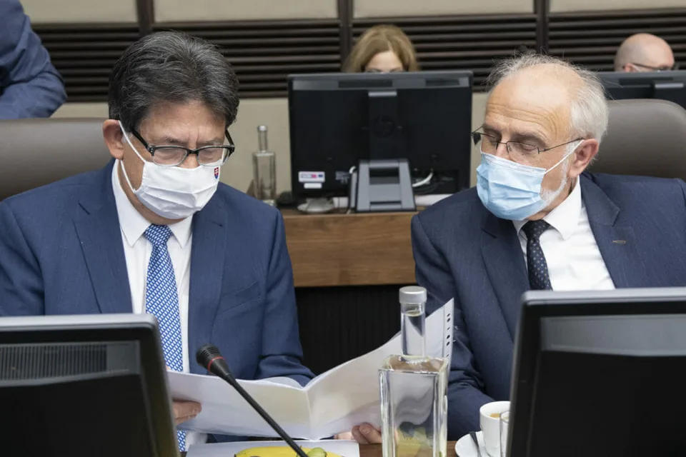 Read more about the article DUO Mičovský a Budaj: Zapredali lesníkov. Všetko ostane bez starostlivosti