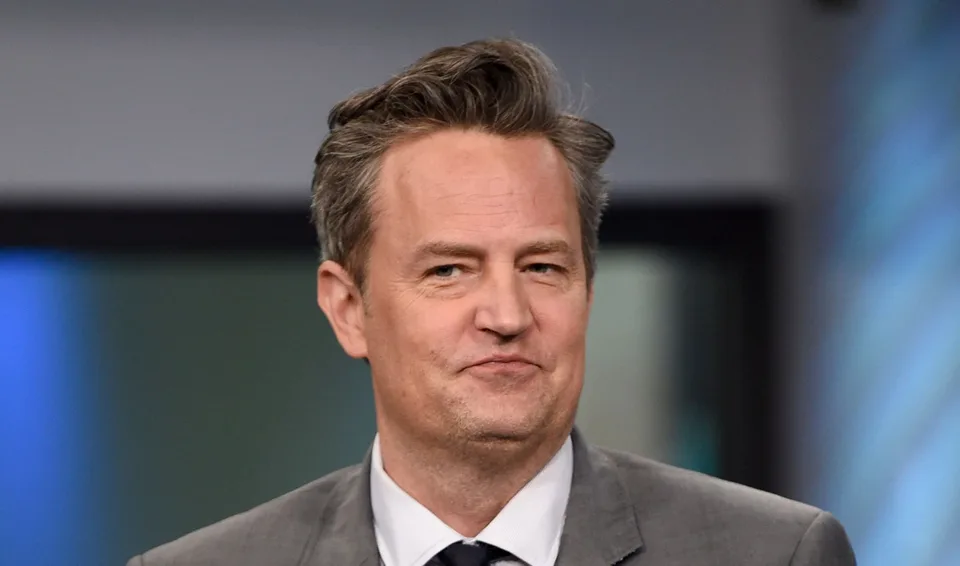 Read more about the article Osobný asistent Matthewa Perryho ide do väzenia: Súd odhalil šokujúce detaily hercovej smrti
