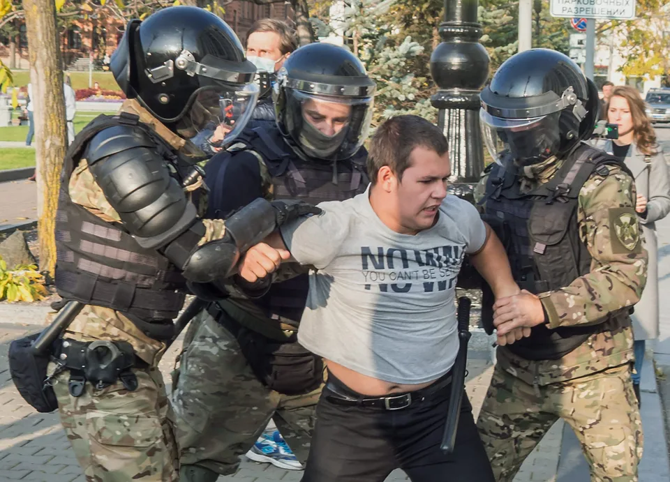 Read more about the article Tvrdý policajný zákrok v Rusku: Ťažkoodenci bili ľudí obuškami