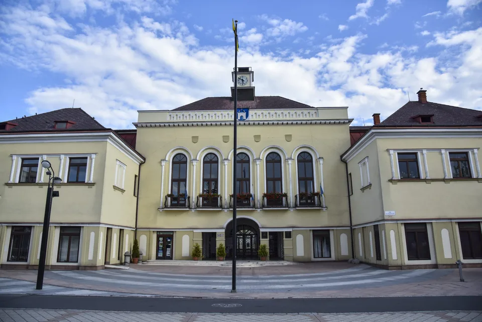 Read more about the article Michalovce na pandémiu reagujú novými opatreniami. Radnici pomáhajú policajti