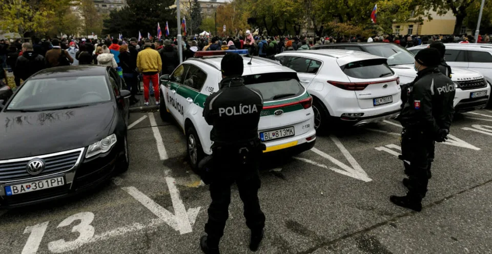 Read more about the article FOTO Polícia sumarizovala protesty v Bratislave: Dvaja zranení muži zákona, na slobode obmedzili 11 ľudí!