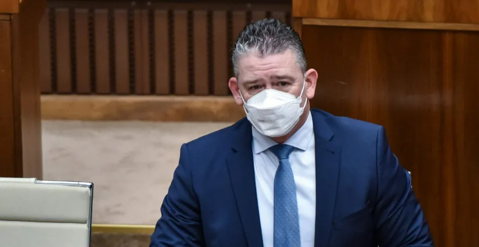 Read more about the article Sulíkovci odkazujú: Zotrvanie Mikulca vo funkcii je v rukách OĽANO a Hegera