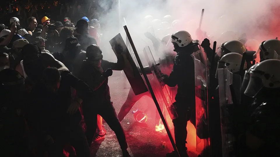 Read more about the article Pokus o prevrat v Srbsku: Trinásť policajtov utrpelo zranenia pri protestoch v Novom Sade