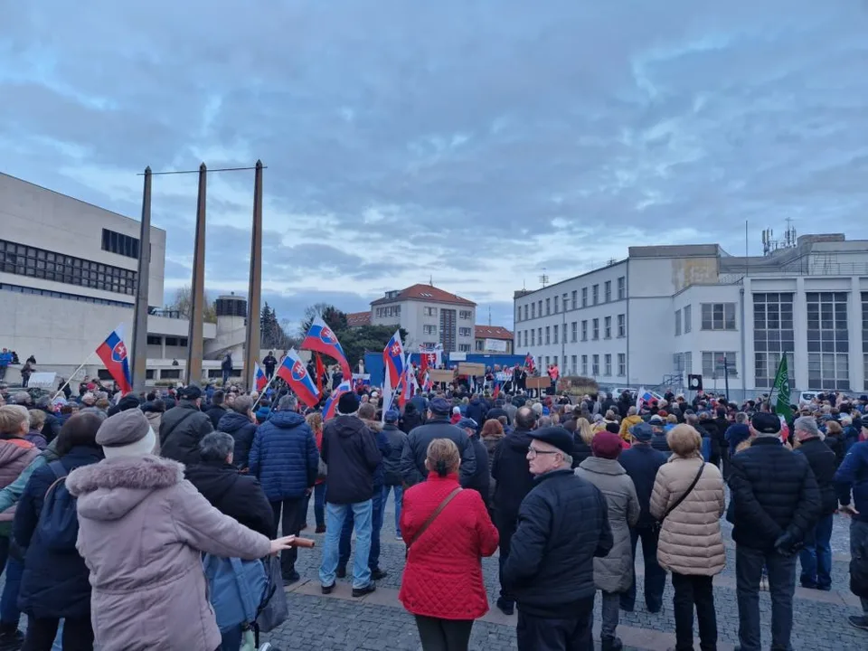 Read more about the article VIDEO Mainstream ich vydáva za ruskú propagandu. Zmapovali sme slovenské pochody za mier!