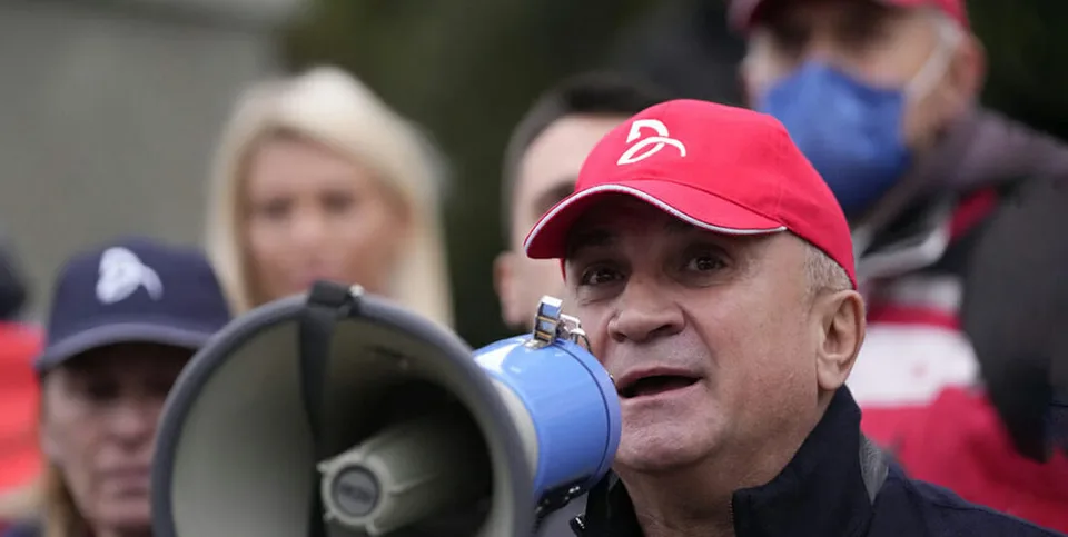 Read more about the article Djokoviča držia na letisku v Austrálii. Otec Srdjan: Je tam ako väzeň!
