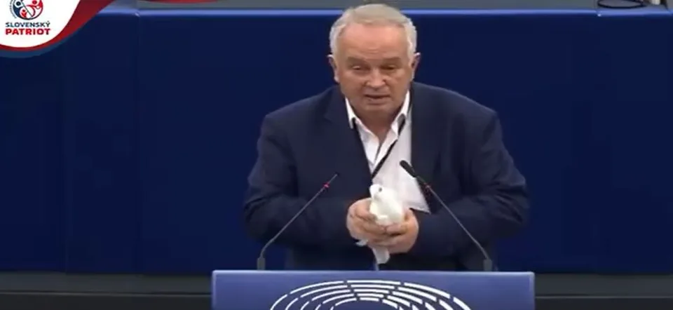Read more about the article VIDEO Šok v europarlamente: Radačovský tam vypustil bielu holubicu mieru!
