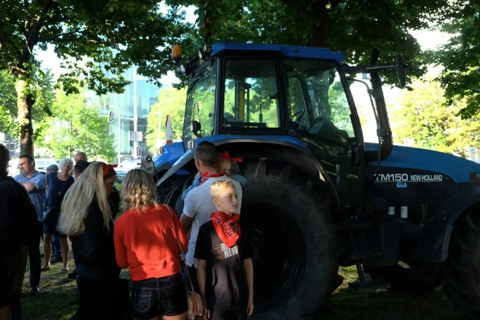 Read more about the article Protesty farmárov pokračujú! Holandskí policajti strieľali na traktor