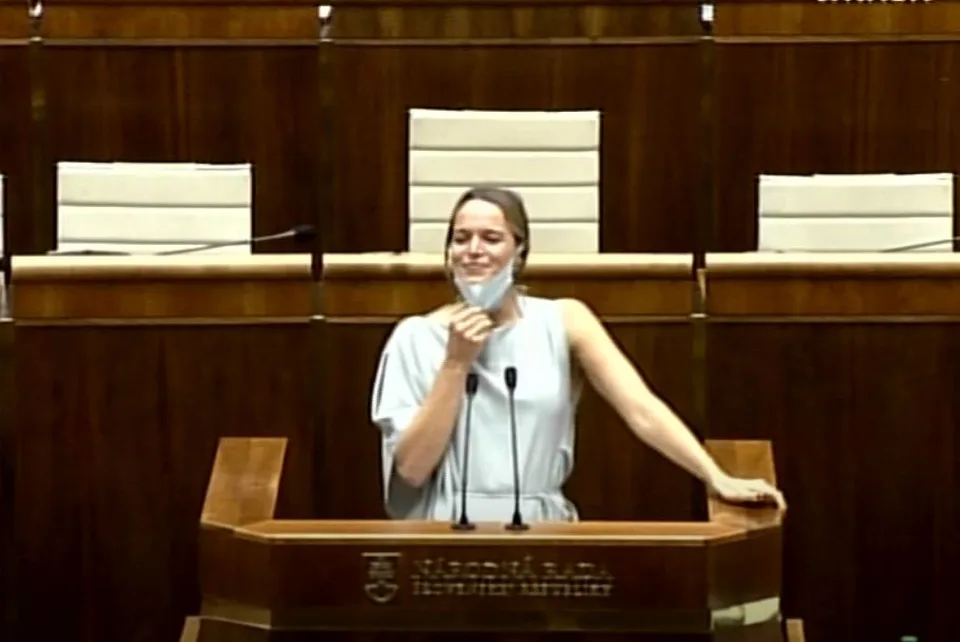 Read more about the article Poslankyňa Tabák nezvládla rozpravu. Skončila pod rečníckym pultom
