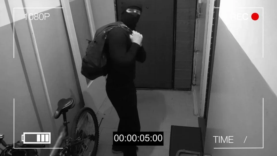 Read more about the article VIDEO Polícia zverejnila šokujúce zábery. Takto si zlodeji značia byty, ktoré vykradnú!