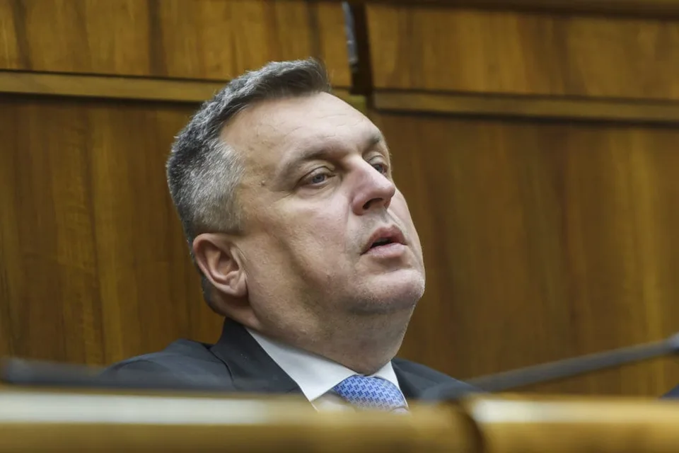 Read more about the article SNS žiada Pellegriniho o zrušenie tendra na záchranky. Hlas-SD vyzýva Danka, aby nerozbíjal koalíciu