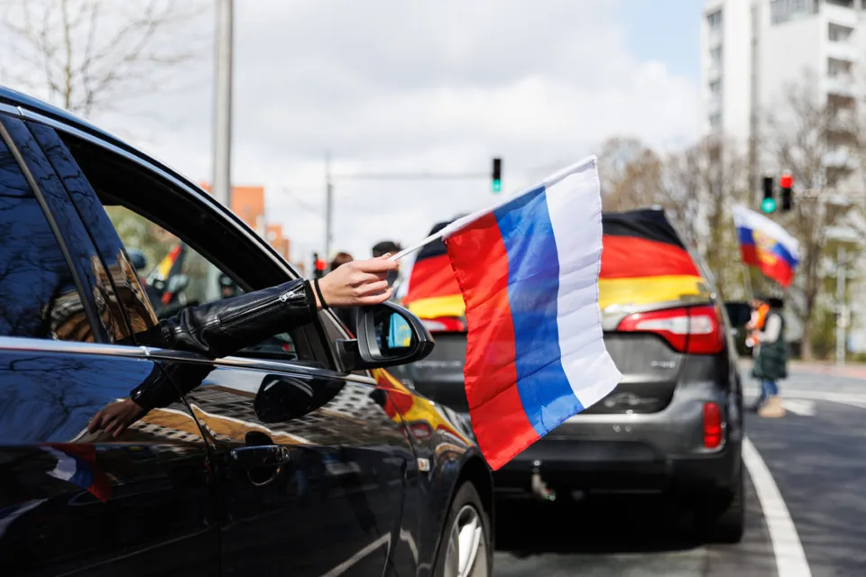 Read more about the article VIDEO Protesty v Nemecku! Hrozí konflikt medzi antiruskými a proruskými demonštrantmi!