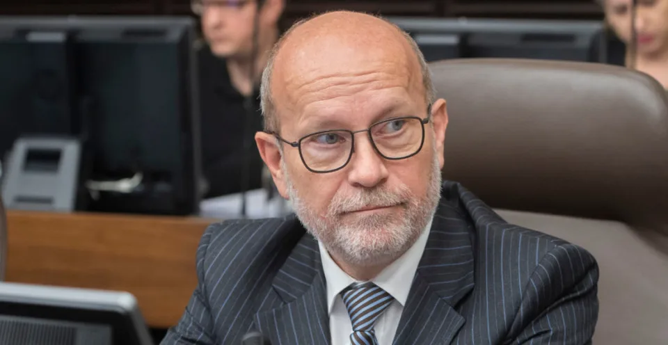 Read more about the article Gyimesi k Rastislavovi Káčerovi: Toľko ginu sa vypiť nedá, koľko tento človek natára